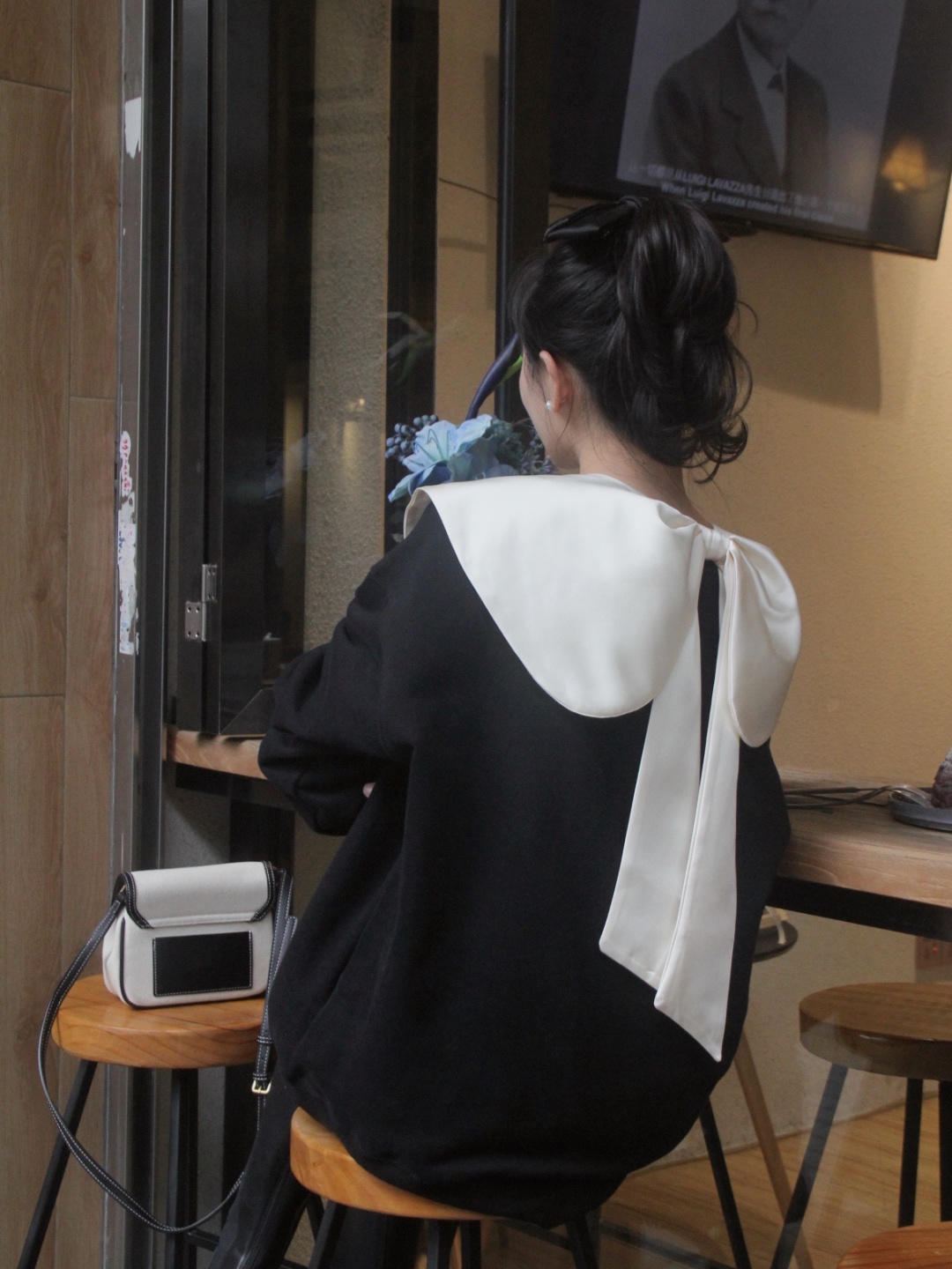 黑色 冬天怎么穿才经典洋气?选择“黑+白”基础色搭配,照着穿都很美