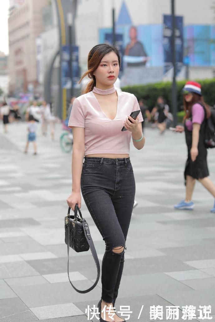 美女街拍小姐姐破洞牛仔裤的穿搭,美女整个充