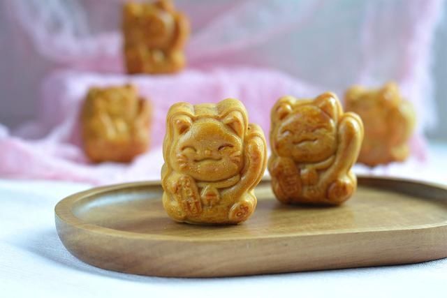 美味|黑芝麻酱绿豆沙月饼还真好吃，说啥也得试一试，歪打正着的美味