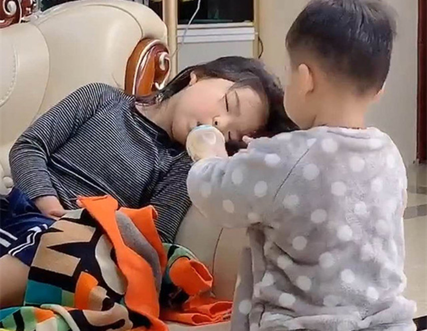 “超卑微”二娃火了，勤勤恳恳“伺候”姐姐，网友宠姐狂魔无疑