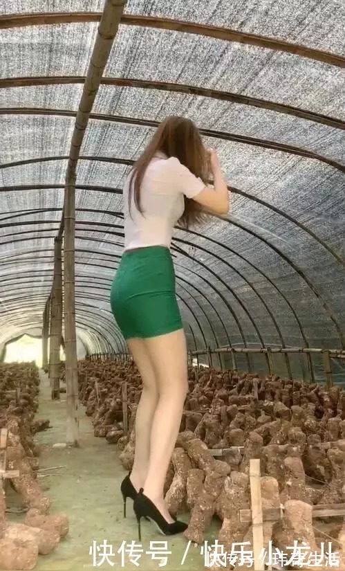 短裙 一身白领的造型,与乡村的风景格格不入?