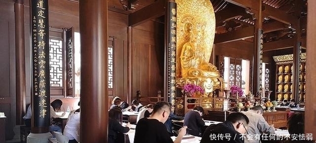 上海一座低调清幽的寺院，因供奉玉佛而出名，被称为沪上名刹