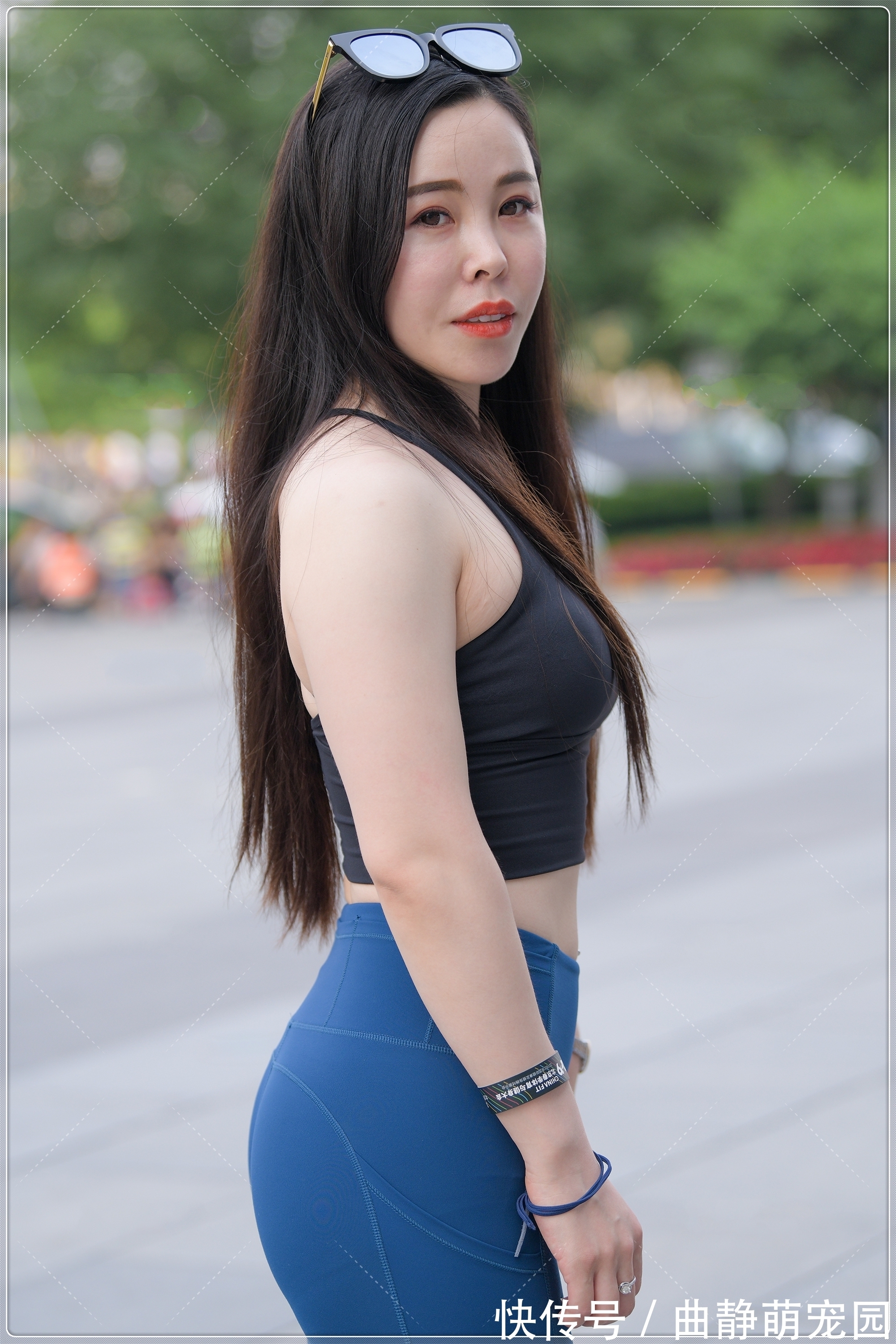 瑜伽裤 黑色运动背心搭配深蓝色瑜伽裤,修身设计更显身材比例,显瘦显高
