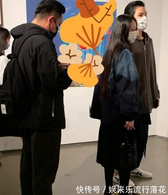 向华强|向佐一家逛展被遇!郭碧婷打扮随意显发福,72岁向华强比儿子时髦