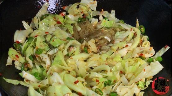 炒包菜时,万万不可直接下锅炒,很多人一直做错了,难怪不好吃