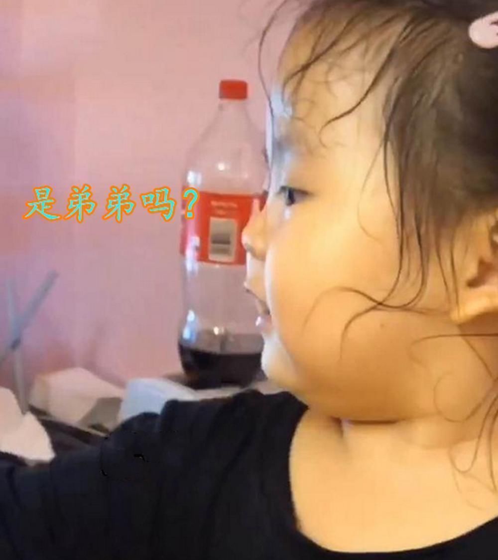 小弟弟|女儿想要个弟弟,追着爸爸的啤酒肚不放,妈妈笑翻看样是双胞胎