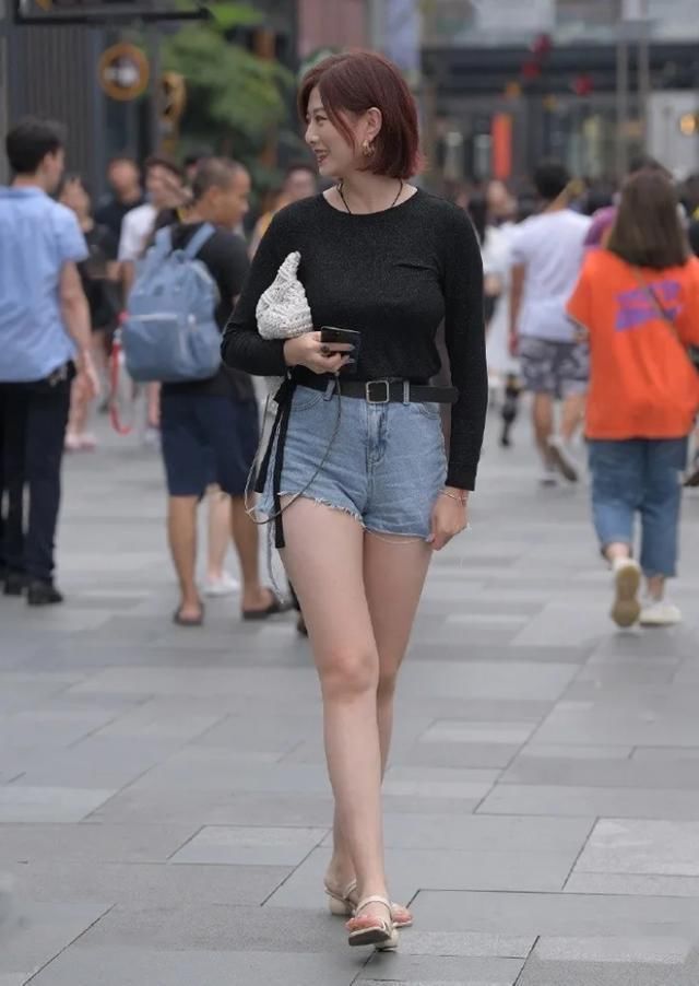 破烂|黑色长袖圆领T恤,搭配“破烂”款牛仔裤,穿出优雅女生的时尚美