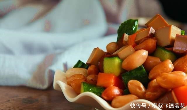 素菜|鸡蛋干拌花生米,别看是素菜,配上一杯小酒美的很