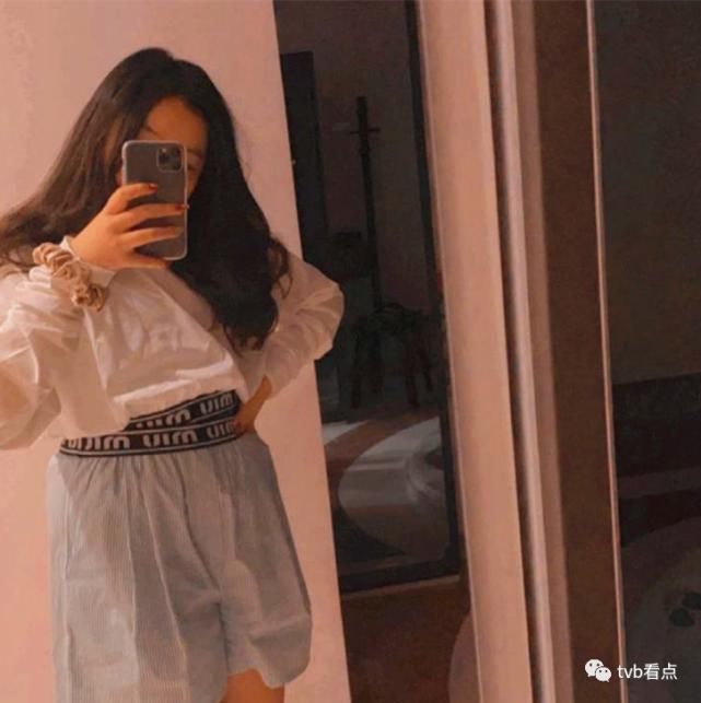 甘比长女晒奢侈品，13岁烫发美甲打扮成熟，与吕丽君女儿大不同