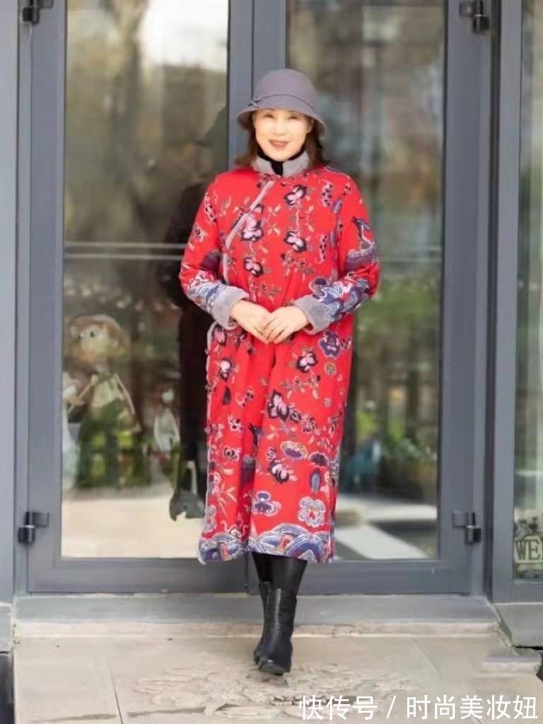 黑色 65岁的女人新年怎么穿?看看这位奶奶的搭配,优雅大气又高级