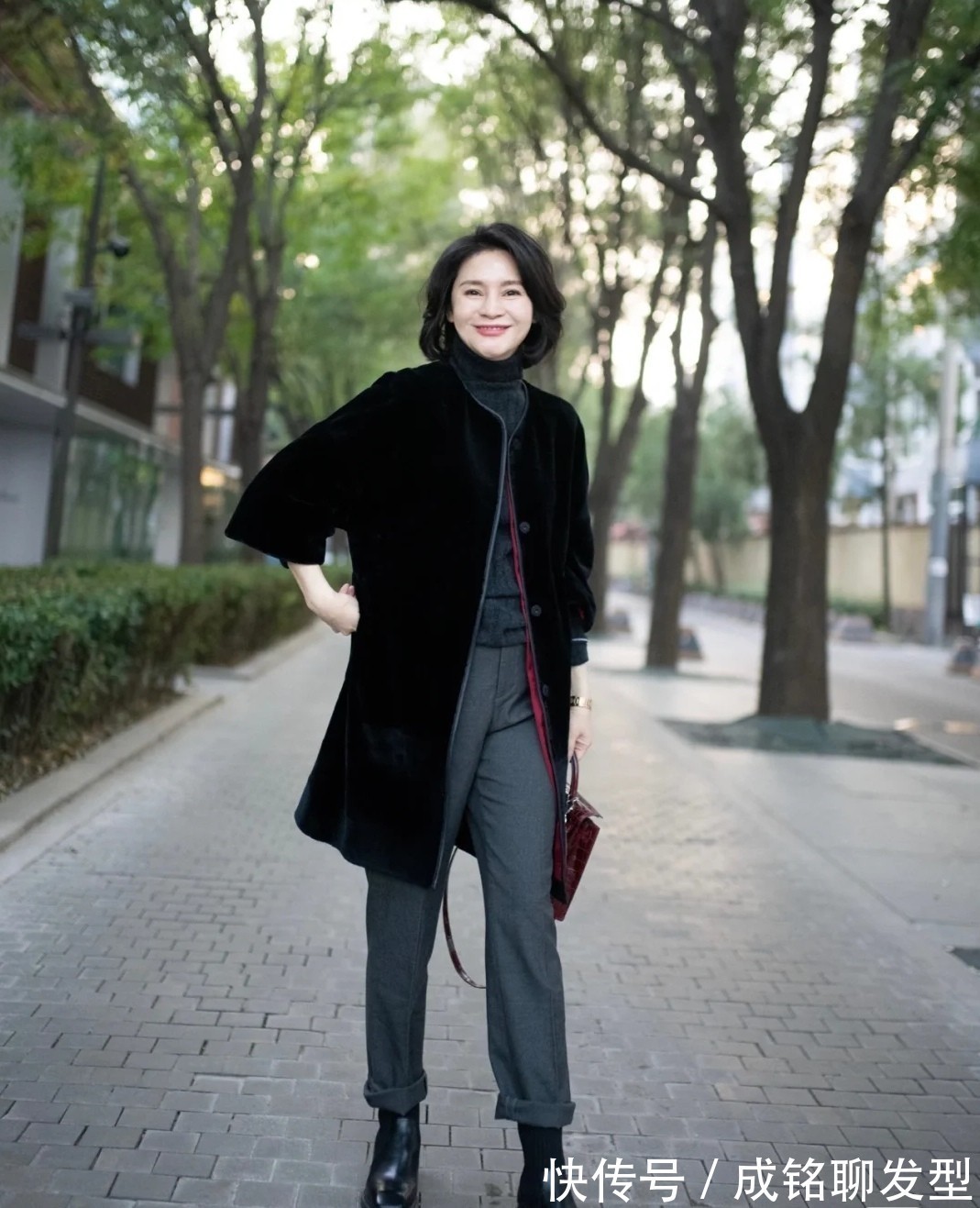 奔六女人 这才是奔六女人的最美打扮:“九分裤+小短靴”,显瘦又显年轻