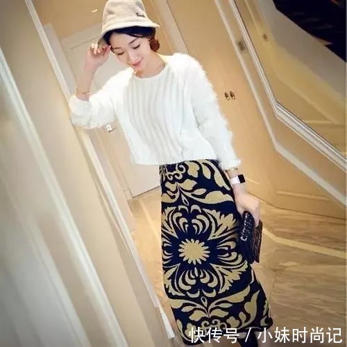 别穿毛衣搭配阔腿裤, 如今春节都流行连衣裙套装, 背影美炸了