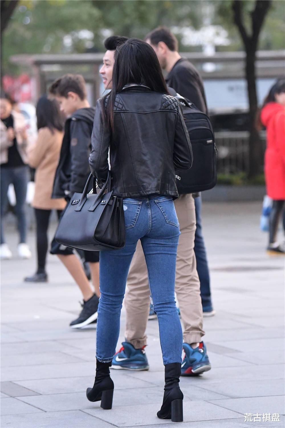 紧身牛仔裤，搭配粗高跟短靴，苗条身材的春季穿搭