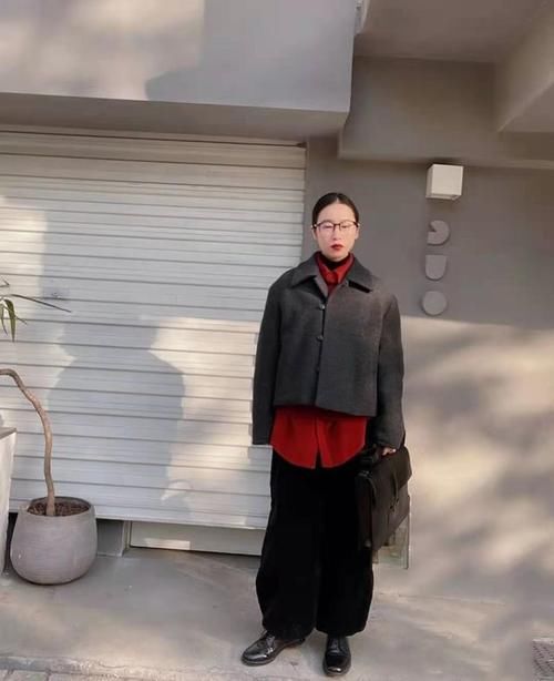 基础衣服想穿出时尚感？试试时髦精都爱的“叠穿”式搭配，不撞衫