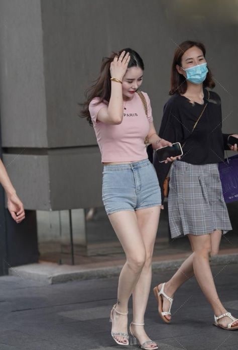 美的 年轻女生就是会穿,露脐衫配牛仔裤,轻松穿出小蛮腰,靓丽又清爽