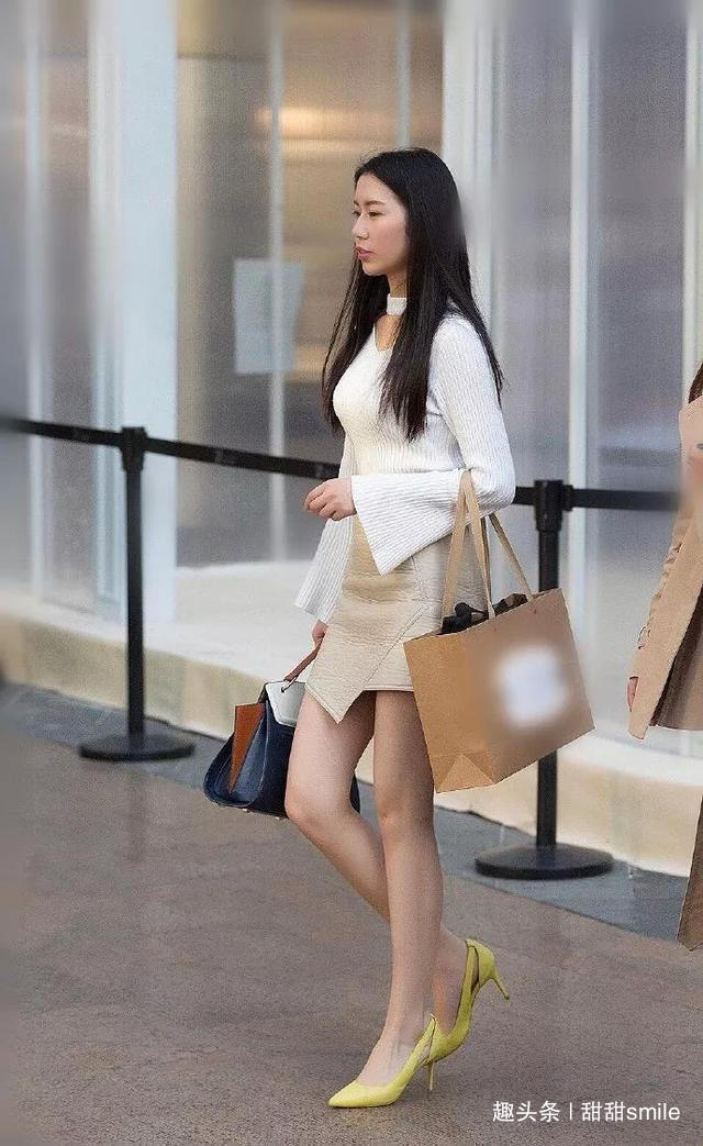 皮质感 美女脚上搭配一双淡黄色的尖头高跟鞋,显得特别的时尚靓丽