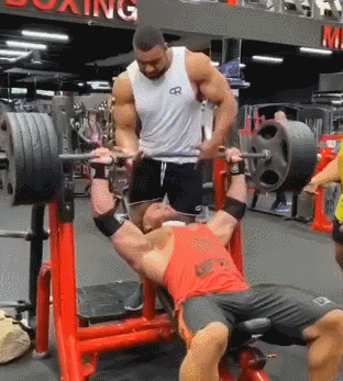 健身房|小伙练卧推被砸伤,健身虽好,但也要适度