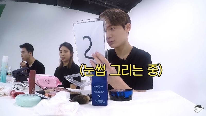 路人|韩国小伙「整容级」化妆术真好!路人脸秒变韩星如「换脸」,网友:好像BTS成员V!