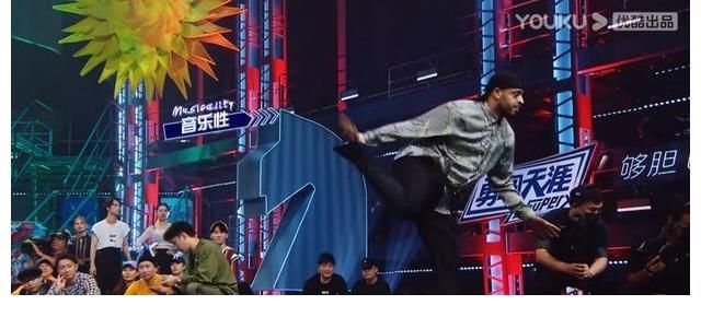 队员|柔情与阳刚！王一博男友力式拥抱队员，大神在其怀中显温馨