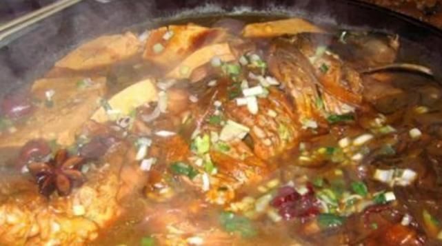 在家做炖鱼,一定要记好,这两种调料别放,放了炖的汤又腥又难喝