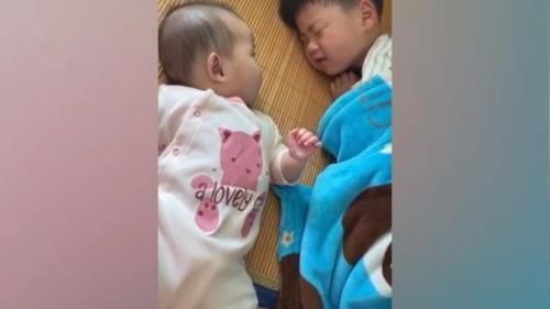 起床|萌娃叫哥哥起床,反被哥哥起床气一吼,吓到画面静止,笑翻网友!