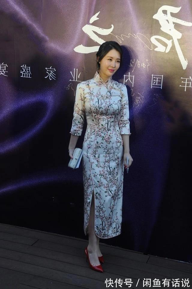 知性|王石小30岁娇妻越来越富态,穿开叉旗袍身材挺有韵味,阔太范十足