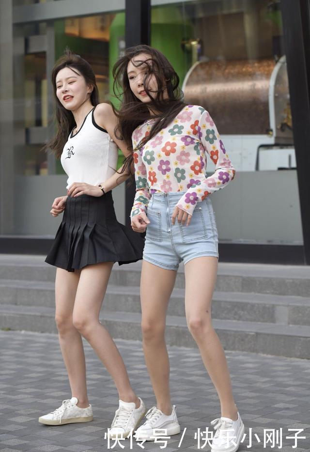黑色短袖VS蓝色短裤,让美女与闺蜜展现“优美舞姿”,性感又调皮