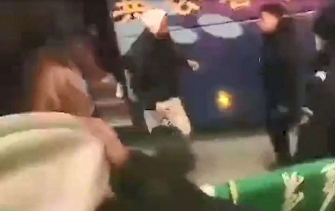 辽宁|CBA丑陋一幕!辽宁球迷赛后守着广东大巴,对威姆斯使用侮辱语言