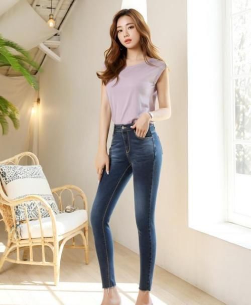 美女模特:牛仔裤穿出年轻活力,展现出美丽大方的气质