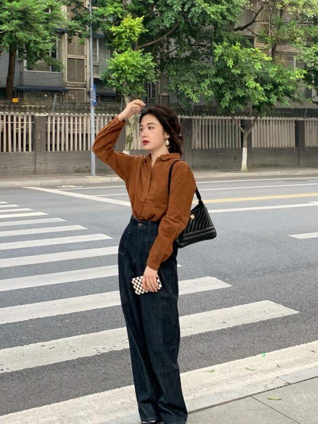 秋冬|普通人也适合穿的风格,棕色衬衫+黑色牛仔裤,保暖又时尚