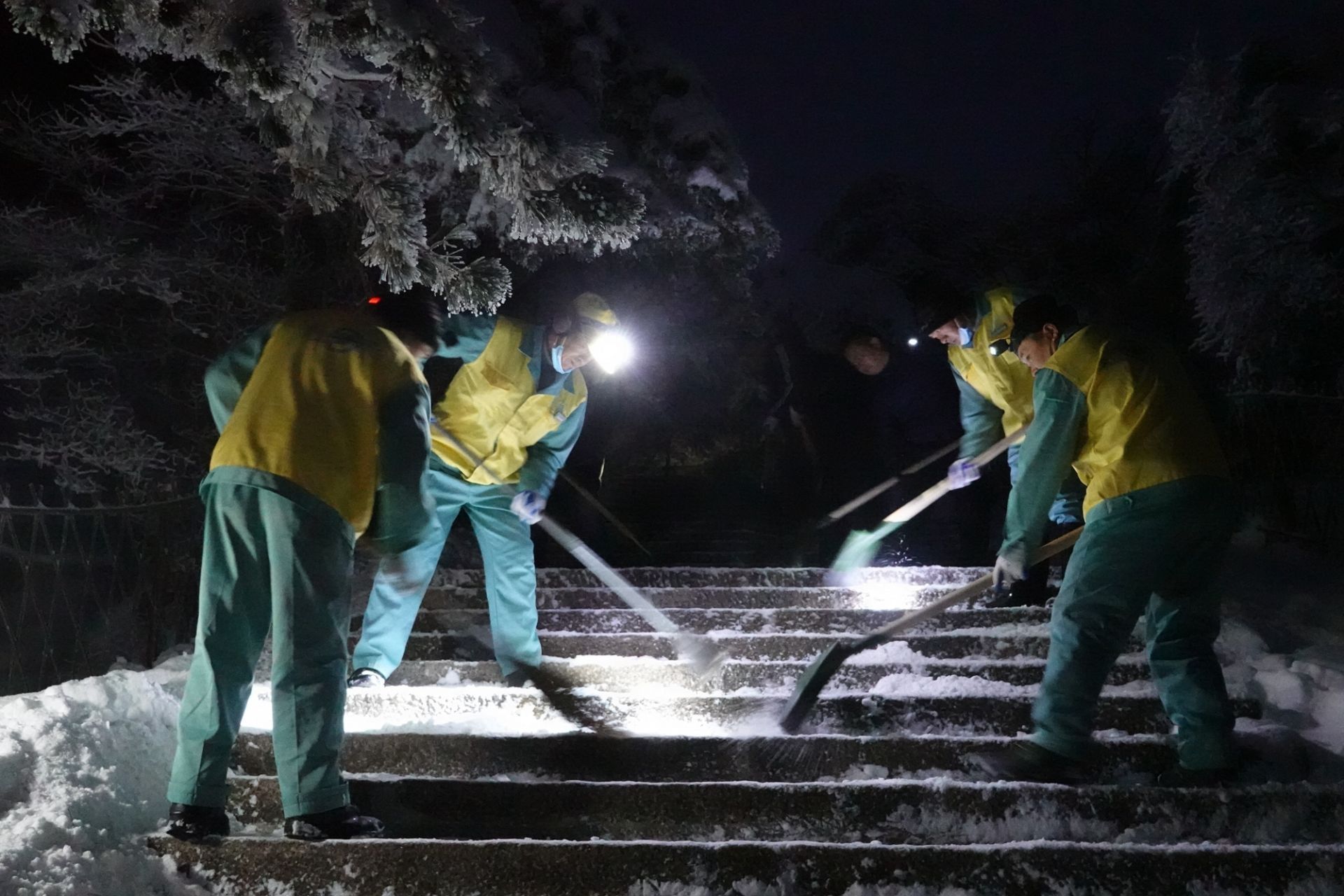 赏雪|黄山雪深18厘米 大年初三近8000人上山看雪景