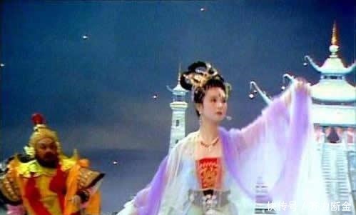 猪八戒|西游记中, 难怪猪八戒会被贬下凡间, 你看嫦娥的后台有多强就知道!