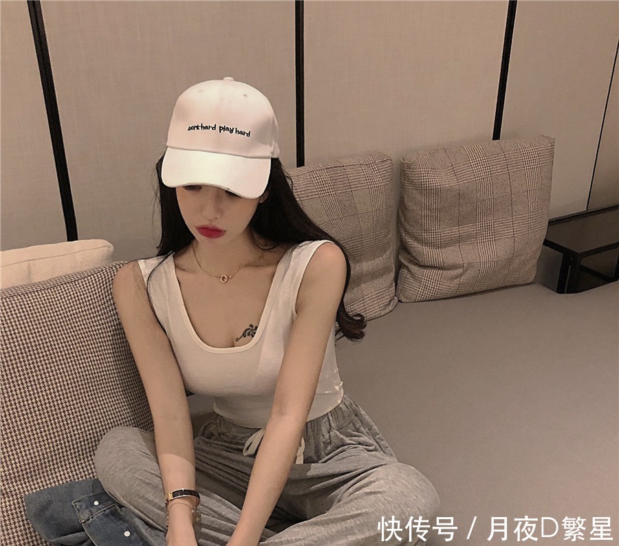 连衣裙露出丰满线条,显瘦又凸显气质,清甜佳人