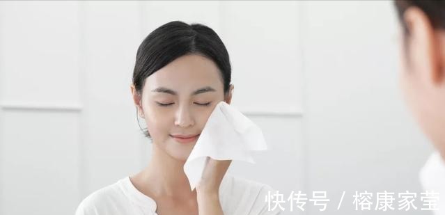 收纳|你家马桶上还在挂毛巾架吗?建议学学年轻人的方法,精致又好用