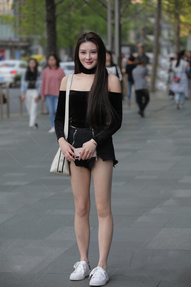 气质|街拍:百搭的牛仔热裤,配黑色一字肩,清新又显气质,美的清凉又时髦