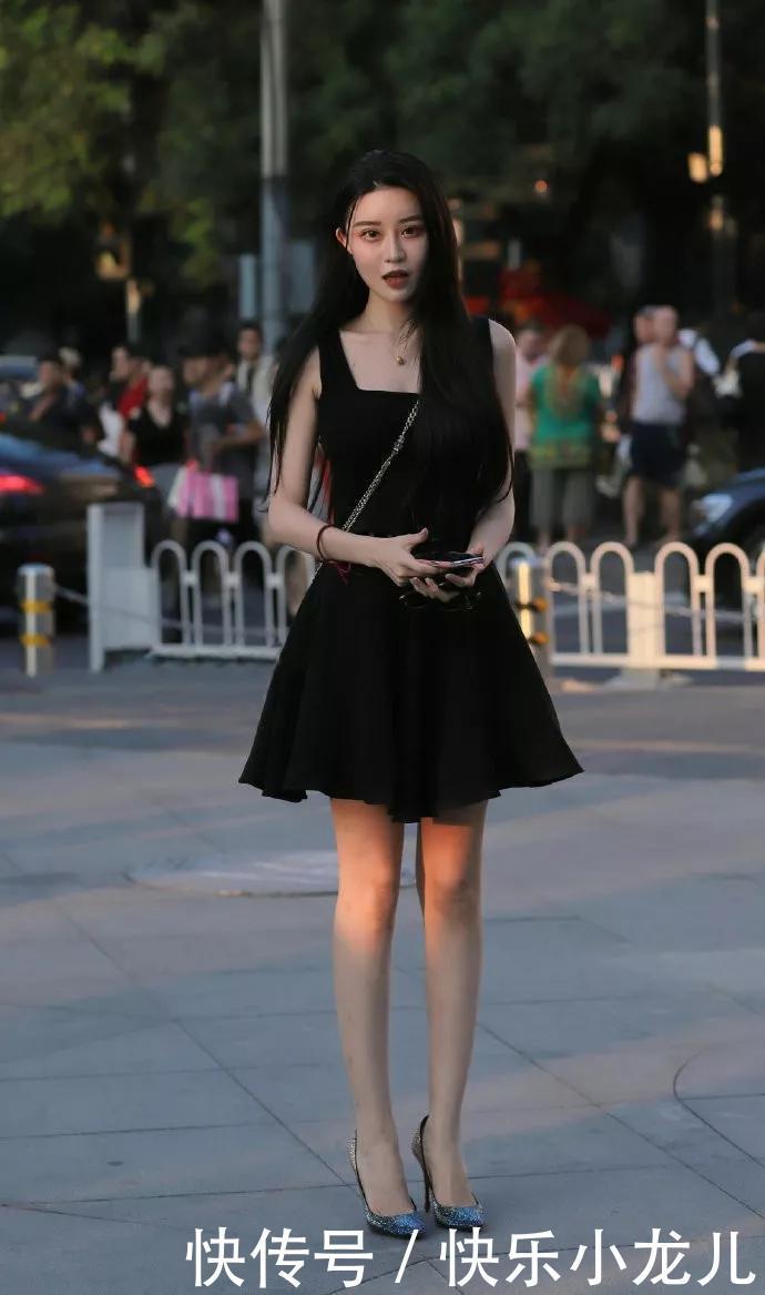 街拍:时尚女生搭配高跟鞋,穿出属于自己的风采