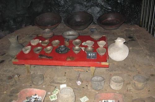 出土|农民取土踩出一个大窟窿,出土一件罕见“桌子”,修复后震撼世界