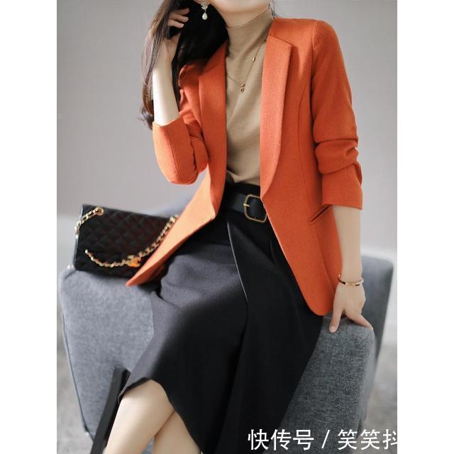 入秋不一定要穿裤子,试试今年流行的“丝黛裙”,藏肉保暖又洋气