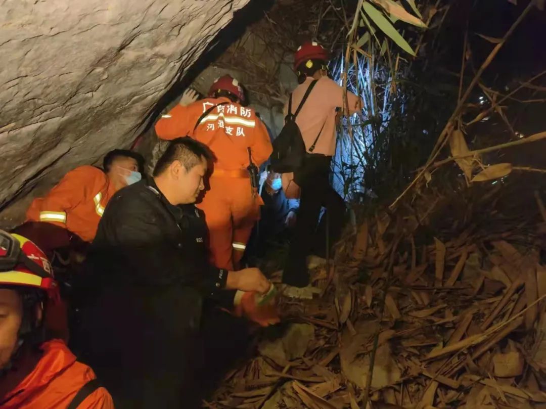 消防|4名老人登山被困！消防连夜紧急救援，最终在半山腰处找到被困人员