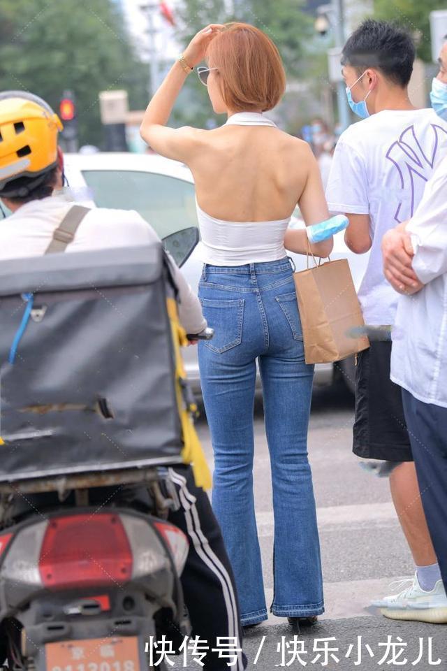 白色无袖挂脖衫,知性优雅尽显复古风,非常吸睛