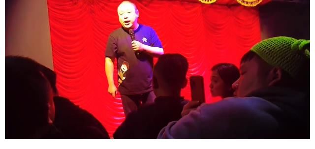 金岩演出被观众打了?非也!这是相声演员在讽刺脱口秀