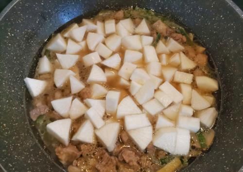 做法|这才是萝卜炖牛腩的家常做法，口感劲道，肉质鲜嫩，汤汁浓郁下饭