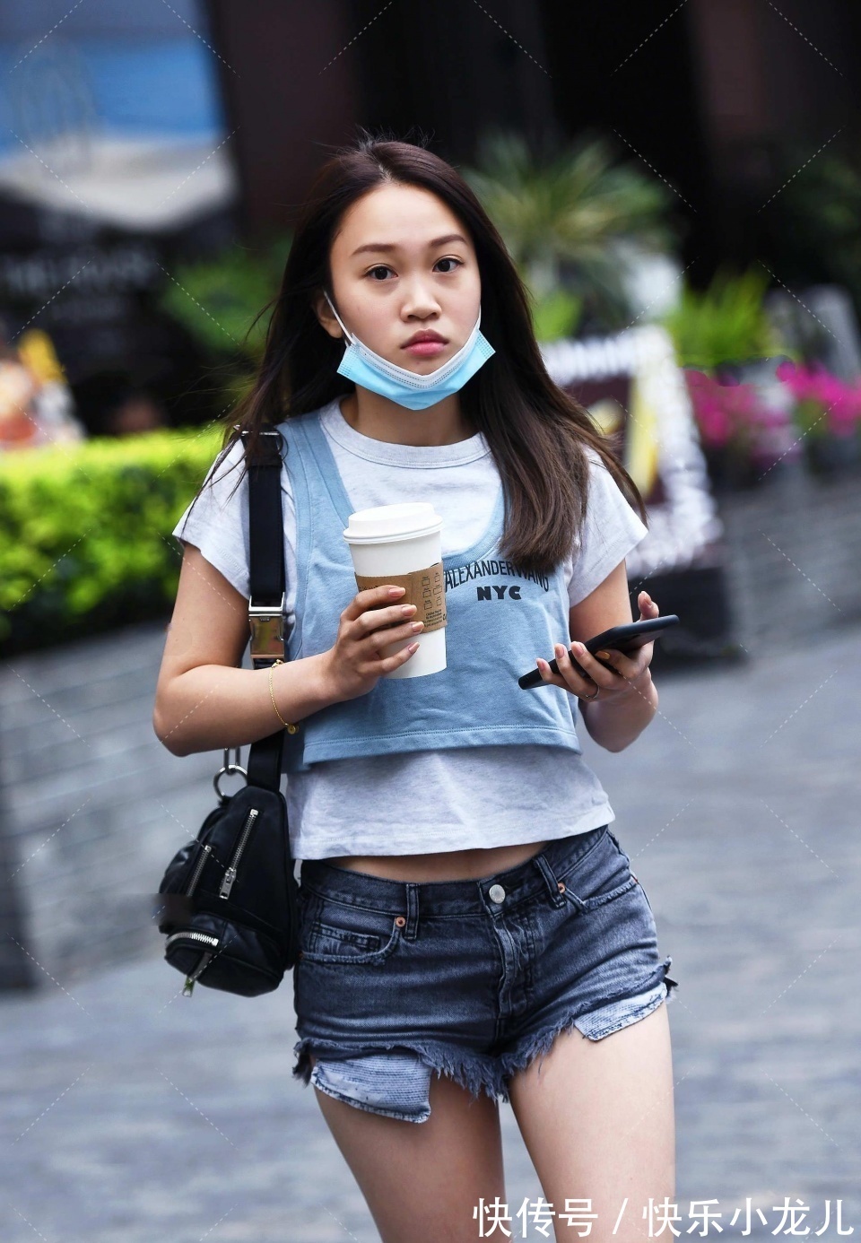 裙子|你永远不知道女生裙子里藏着多长的腿？这位魅力美女，让我很着迷