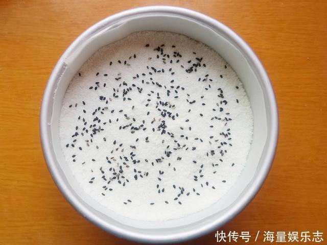  揉面|好吃的双色米糕配方来啦，不揉面不发酵，松软香甜不粘牙，真解馋