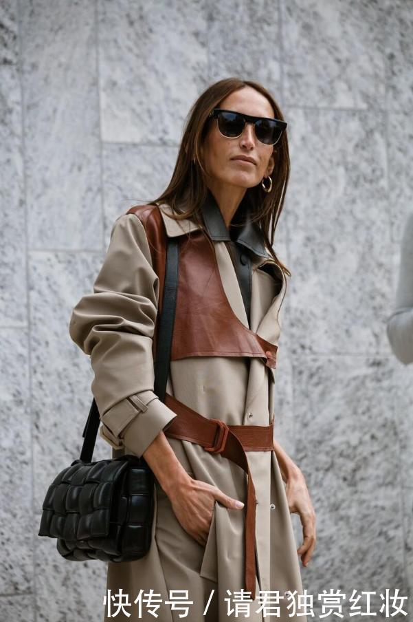 今秋“卡其色+风衣”被穿火了,经典时髦还高级,太适合中年女性