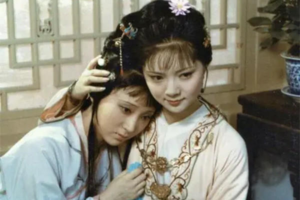 四大家族@薛宝钗送黛玉一包燕窝,到底是谁透露给贾母的?一只凤凰无枝可依