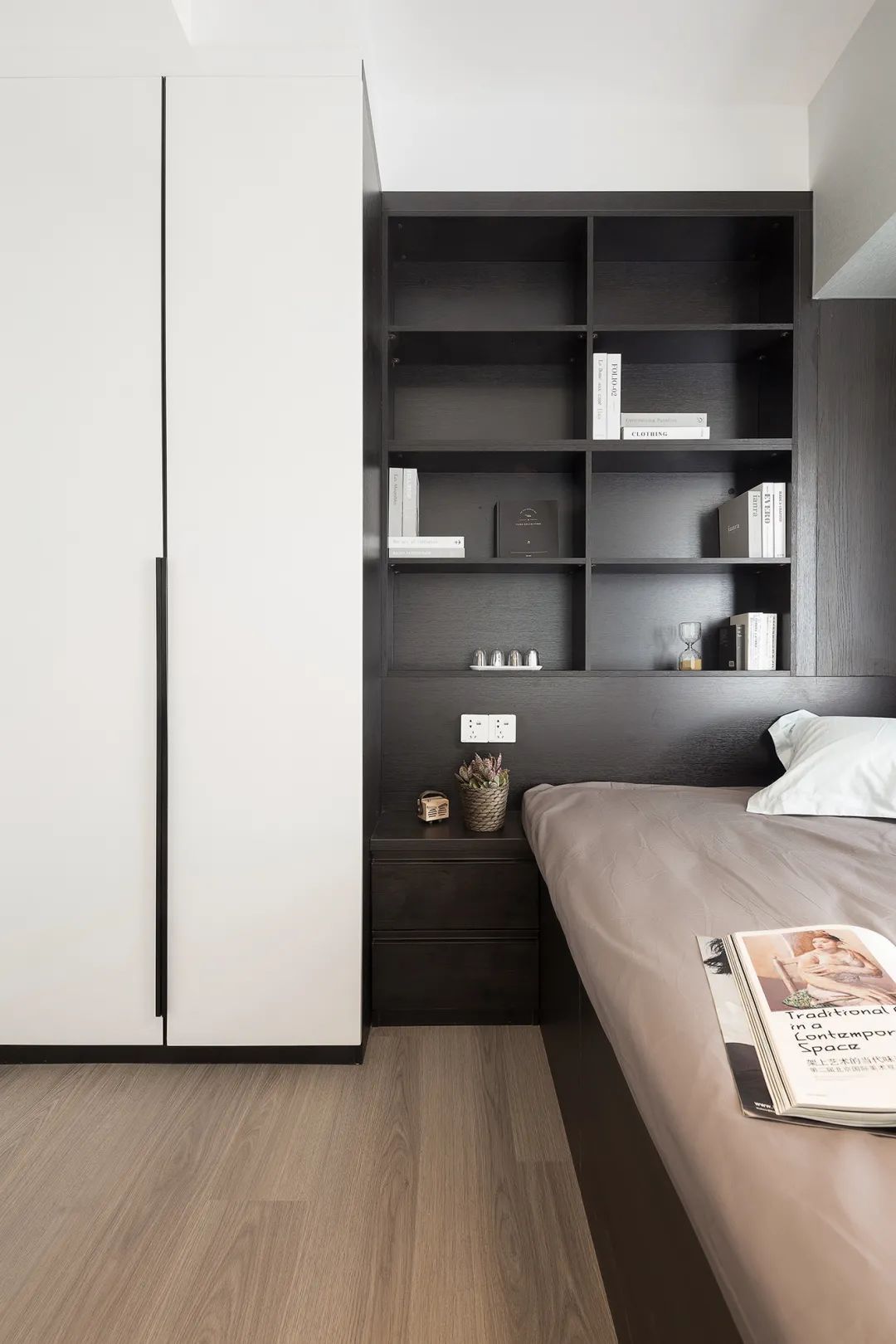 布置|125㎡现代黑白灰+木质感,简雅舒适无主灯,品质生活好自然