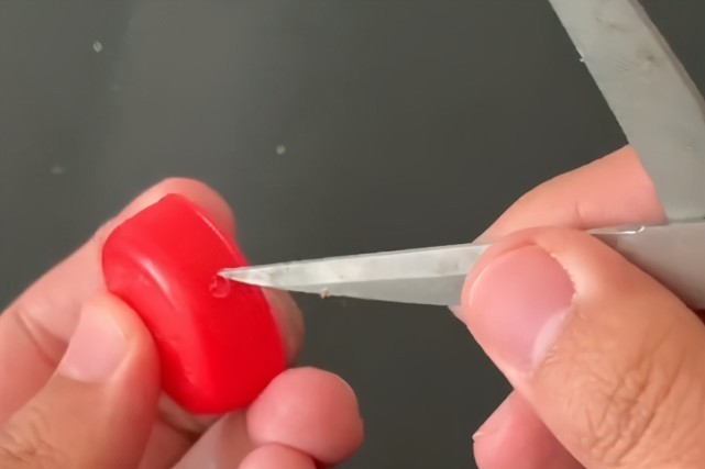 铁丝|塑料瓶盖上穿1根铁丝，解决了困扰大家的难题，做10个都不够用