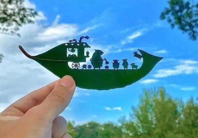 ?艺术家真会赚钱，把捡来的树叶简单雕刻后，价值翻了几百倍