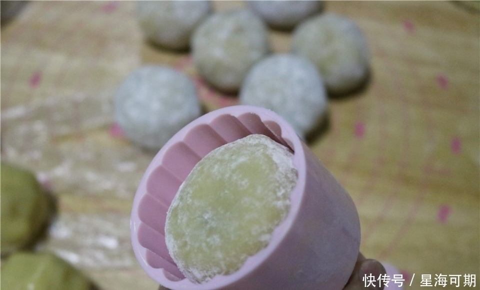 传统|传统广式月饼做法,好吃不腻,新手也成功,附4种经典馅料